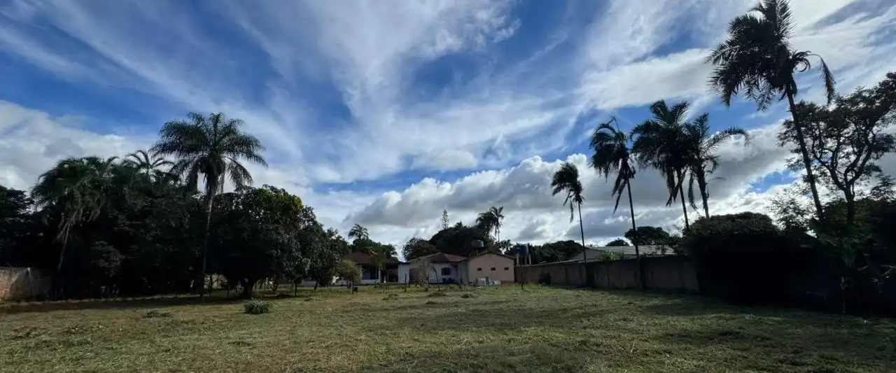 Vista panorâmica do campus da Pure Life Ministries Brasil em Águas Lindas de Goiás, com gramado, palmeiras e as construções ao fundo